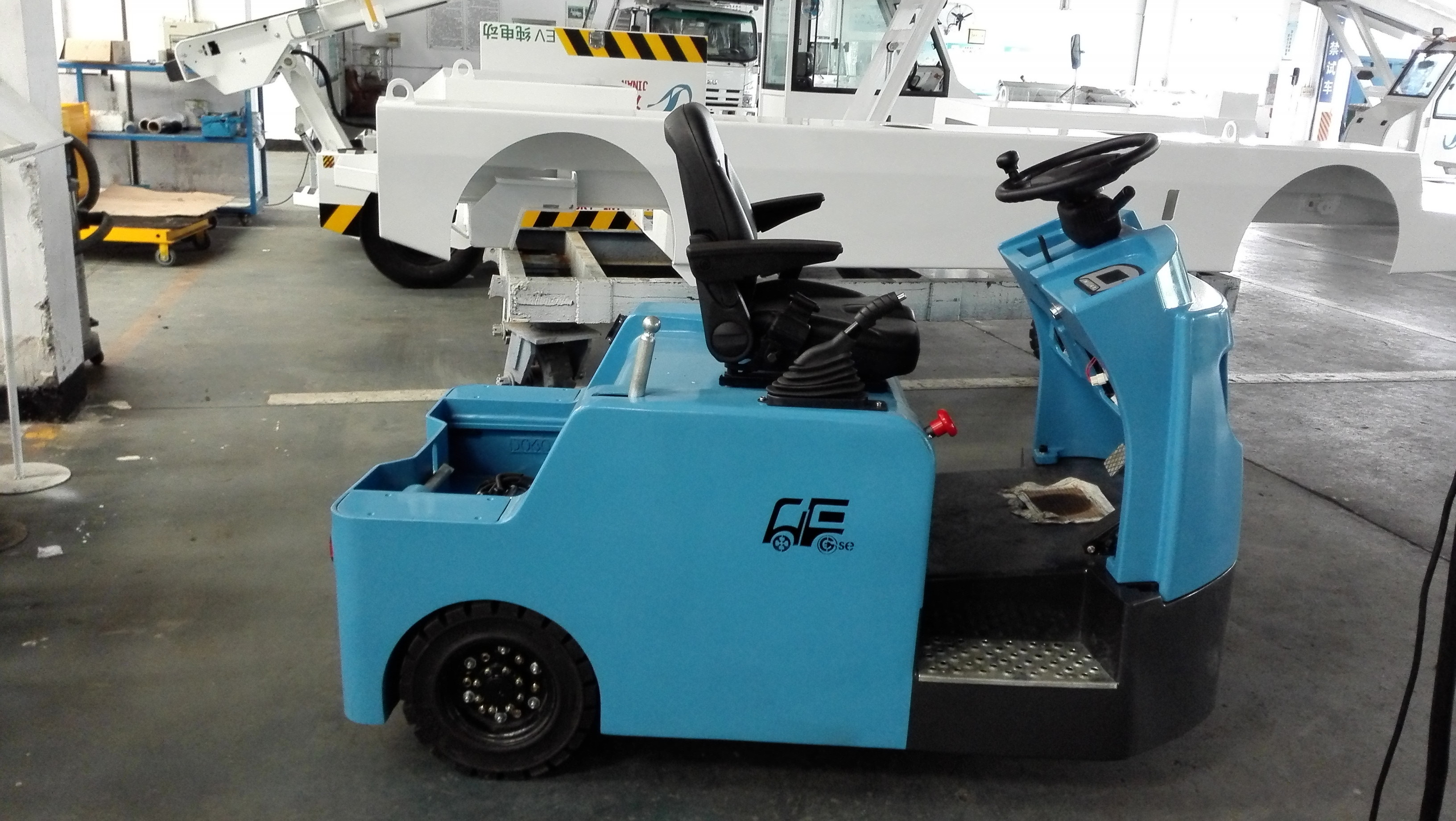Cheap Blue Baggage Towing Tractor Carbon Steel Material With Lead Acid Battery for sale