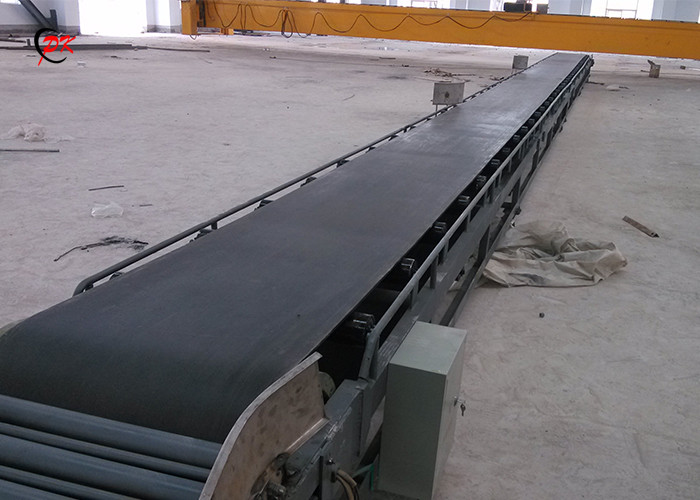 China Flat Belt Conveyor Machine Loading Unloading Truck 100KGS Fertilizer Bags on sale