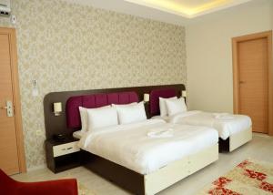 Cheap King Size Bedroom Furniture Set Walnut Color Modern Style OEM Service for sale