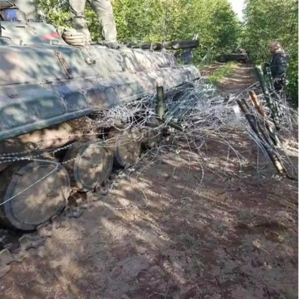 0.4-0.9mm Anti Tank Barrier Wire Mesh Tank Tracks Wound Steel Wire Fencing