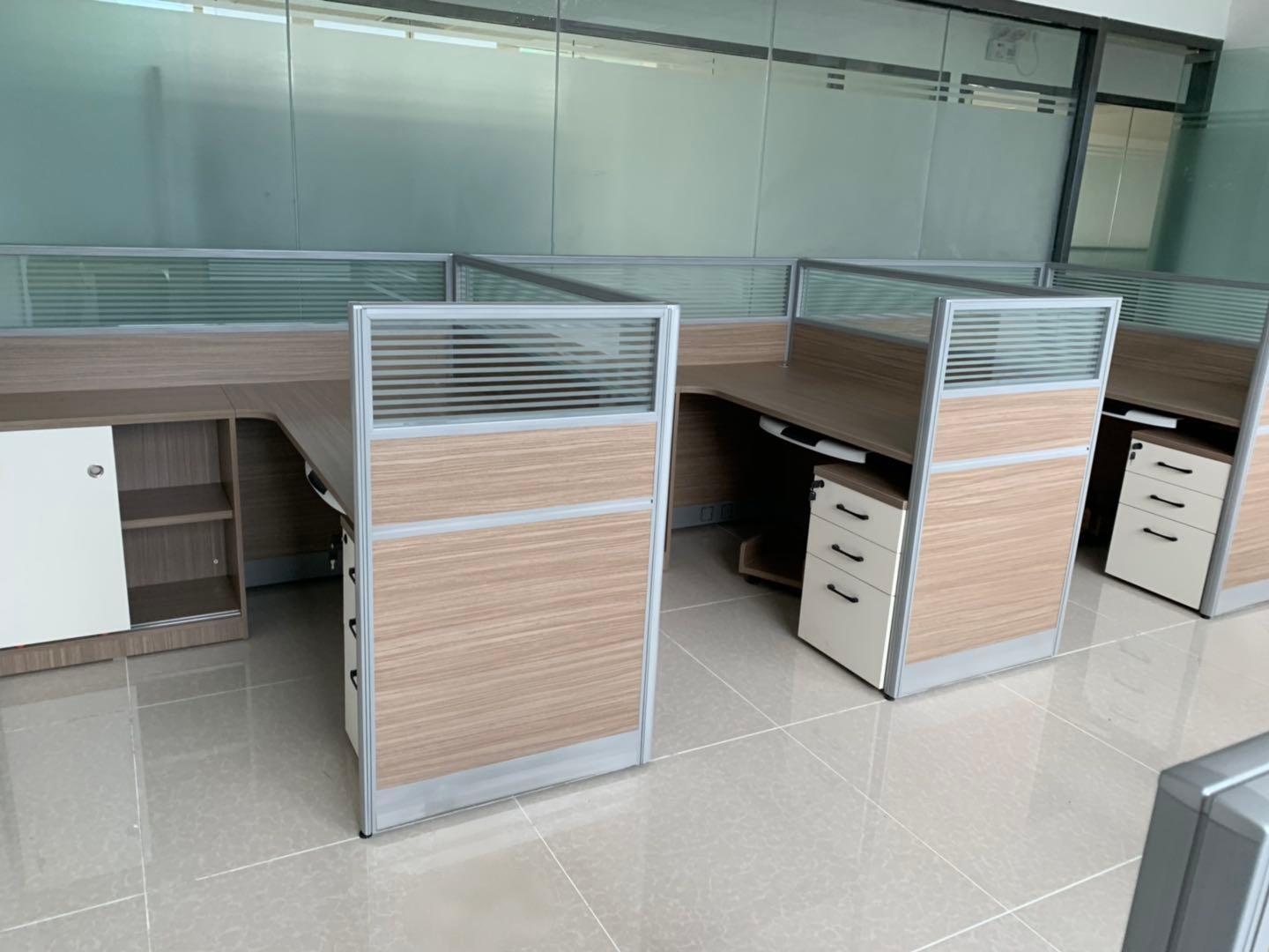 CUSTOM L-SHAPE MODULAR OFFICE CUBICLE DESK | FROSTED GLASS PARTITION STAFF WORKSTATION WITH MOBILE PEDESTAL & SIDE CABINET, CHINA FACTORY WHOLESALE OFFICE FURNITURE