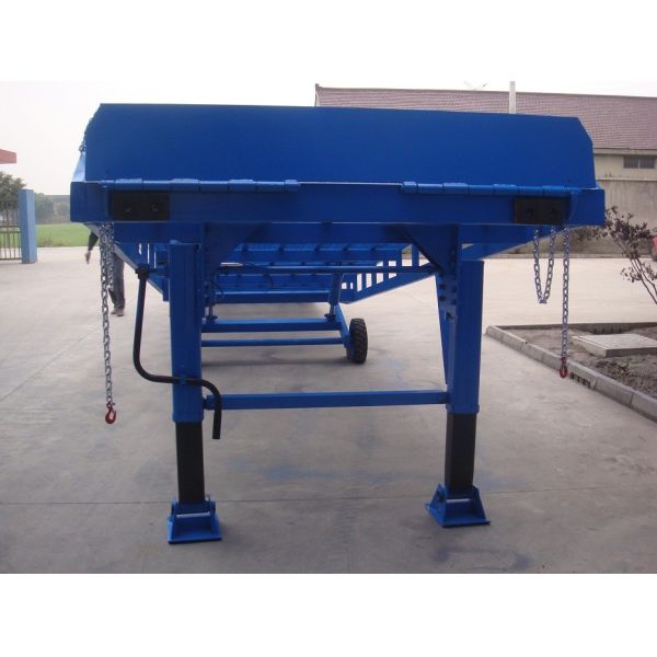 DCQY6-0.5 Mobile Dock Leveler Loading Capacity 6000kg Length 7m CE Approved