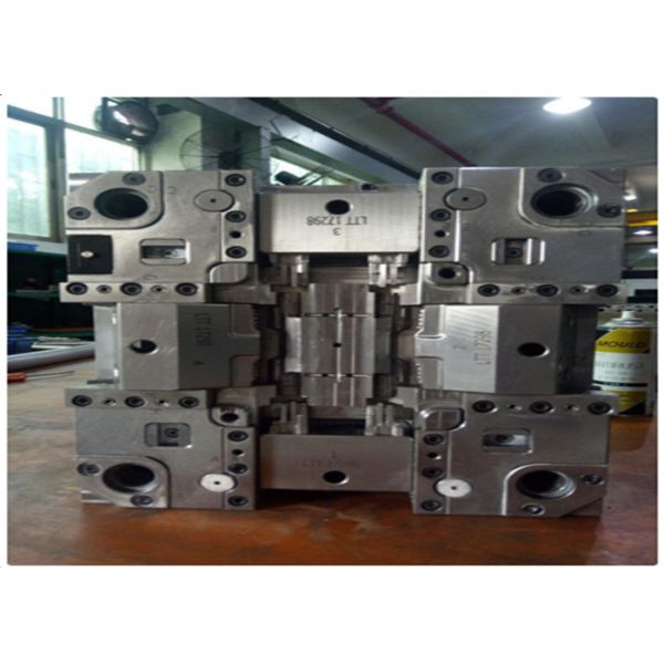 Black Automotive Plastic Injection Molding Banana Gate Type 2344 Mold Material