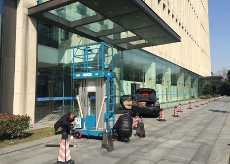 Outdoor 14 Meter Height Access Platforms Electric Scissor Lift Platform For Window Cleaning