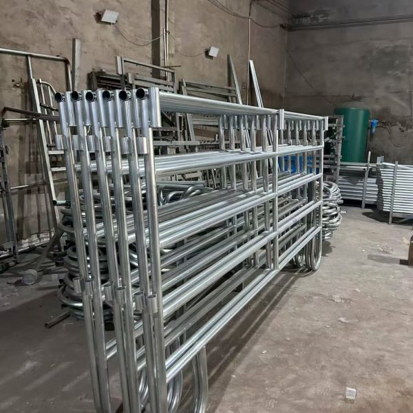 5 Rails Or 6 Rails Hot Dip Galvanized Cattle Yard Fence 6 Feet For Farm