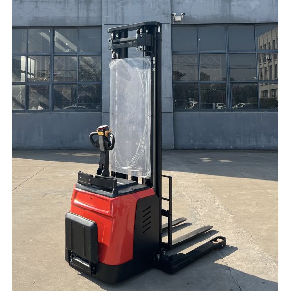 Electric Stacker 1.6 ton Capacity Electric Straddle Stacker Lift For Heavy Duty